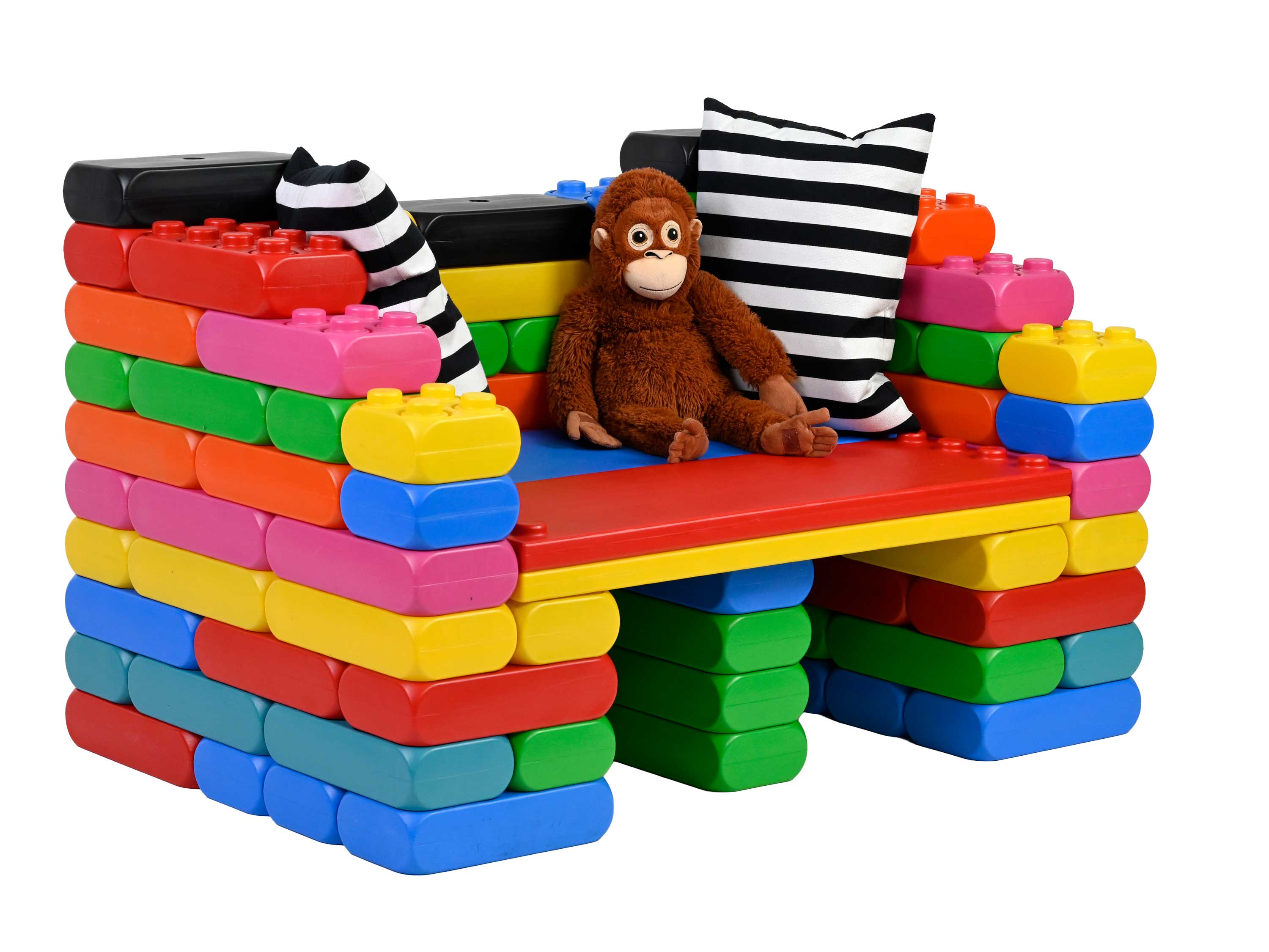 Sofa groß aus XXL-Spielbausteinen mit Deko Schrägansicht